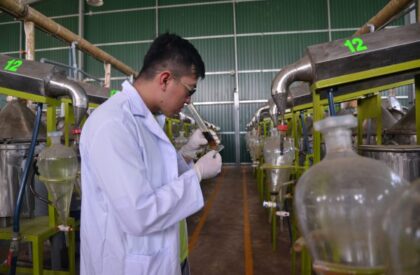 Oud-Oil-distillation_1-scaled-1-600x401